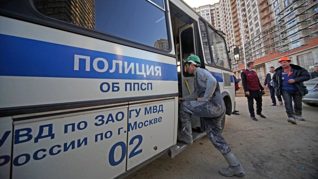 Россия закрывает двери: что ждёт армянских мигрантов Рабочие-мигранты садятся в полицейский автобус во время проверки на стройплощадке в Москве