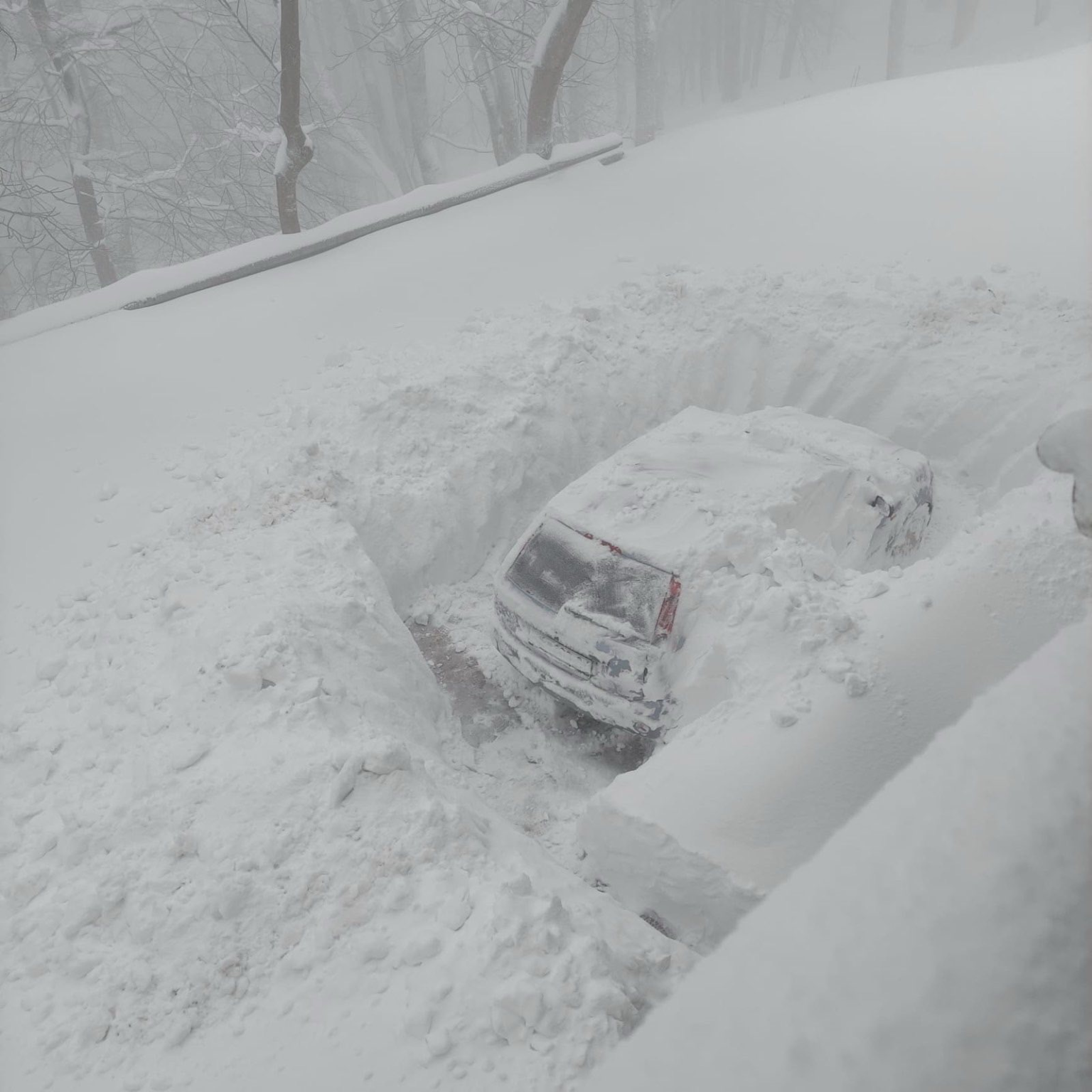 Снег засыпал горы Хорватии: сугробы до 150 см Автомобиль почти полностью засыпан глубоким снегом на горе Папук в Хорватии — над сугробом виден лишь задний бампер