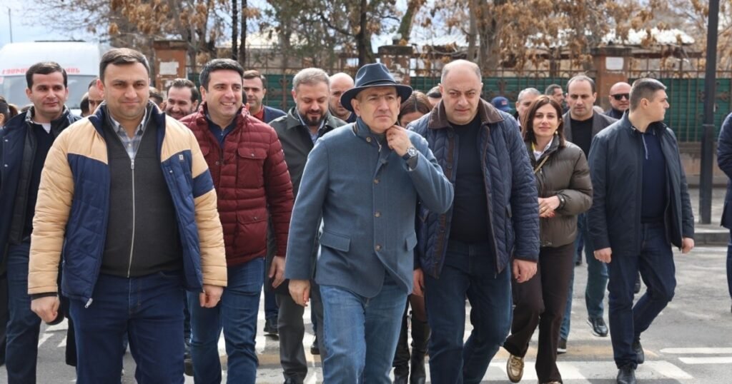 «Весёлый автобус» Пашиняна: обещания, жалобы и страх войны Премьер-министр Армении Никол Пашинян в окружении соратников идёт по улице города в ходе предвыборного агитационного турне по регионам