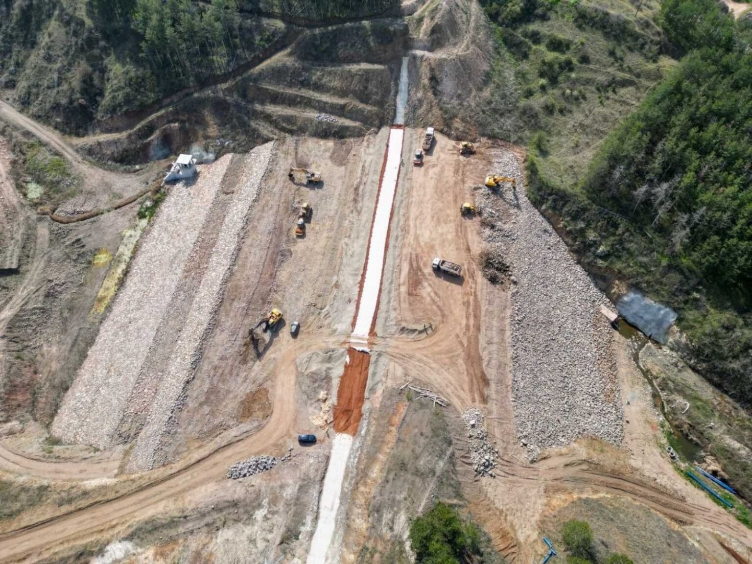 Восток Македонии получит первое рекреационное озеро Аэросъёмка строительной площадки плотины Отиня вблизи Штипа: видна насыпь, строительная техника и водоотводный канал
