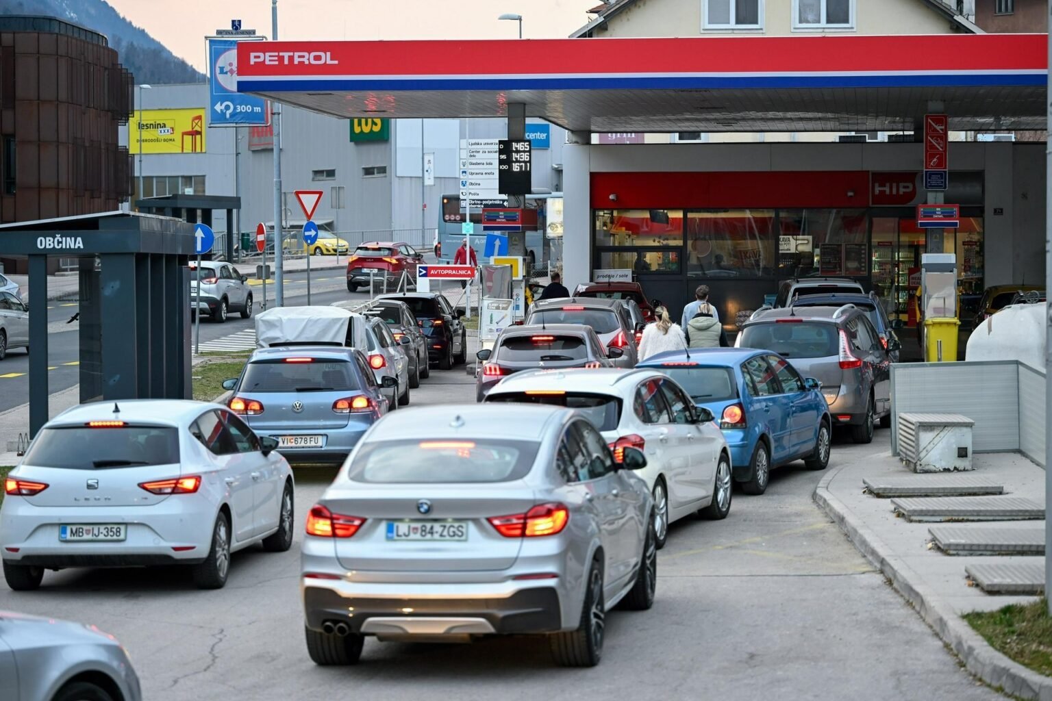 Длинная очередь автомобилей на заправочной станции Petrol в Словении в период нормирования топлива