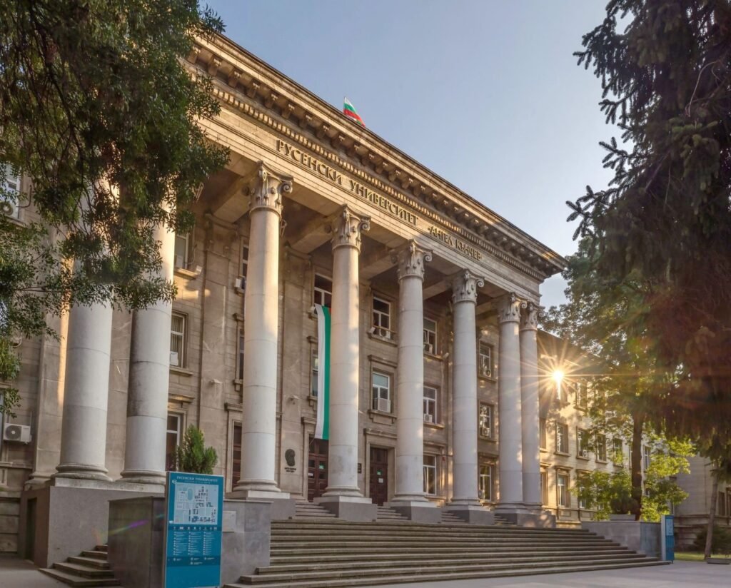 Фасад главного корпуса Русенского университета имени Ангела Кънчева с колоннадой при солнечном свете