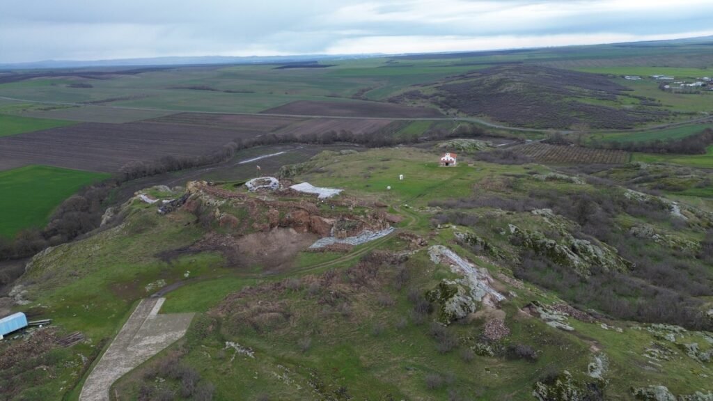 В Болгарии стартовала реставрация крепости Русокастро Аэрофотосъемка крепости Русокастро на холме среди зеленых полей в районе Камено, Бургасская область