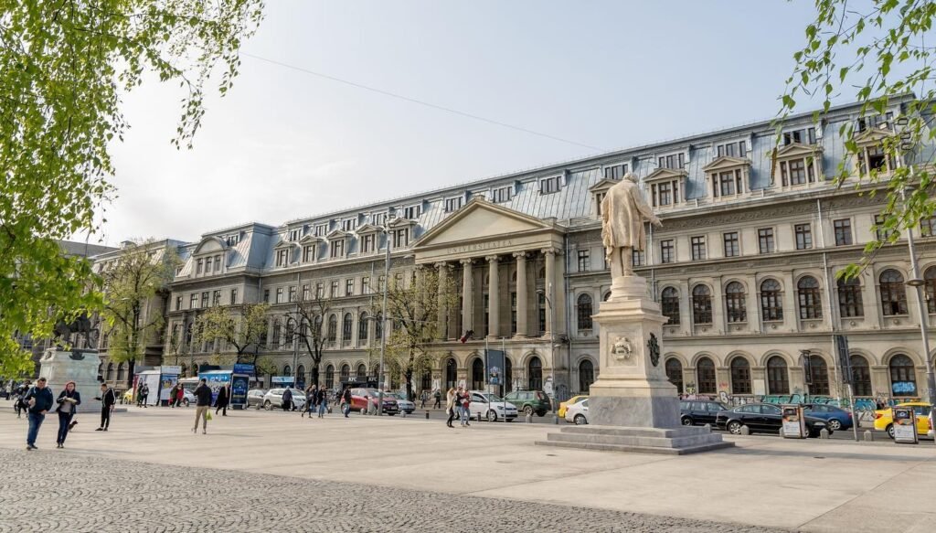 Бухарестский университет стал первым в Румынии по шести дисциплинам QS Главное здание Бухарестского университета с памятником на переднем плане, вид с университетской площади