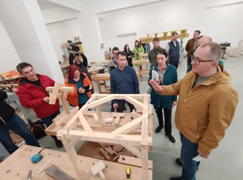 В Меркуря-Чук обновили мастерские четырёх технических лицеев Посетители осматривают столярную мастерскую технологического лицея в Меркуря-Чук, где установлено новое оборудование по программе PNRR