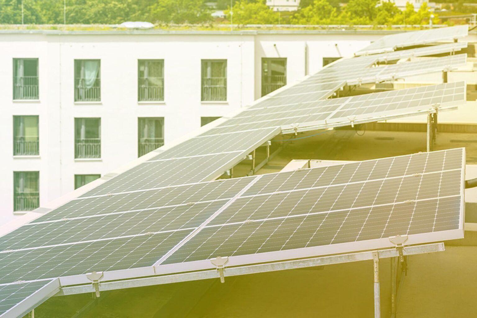 Солнечные панели на крыше многоэтажного жилого здания, направленные на повышение энергоэффективности