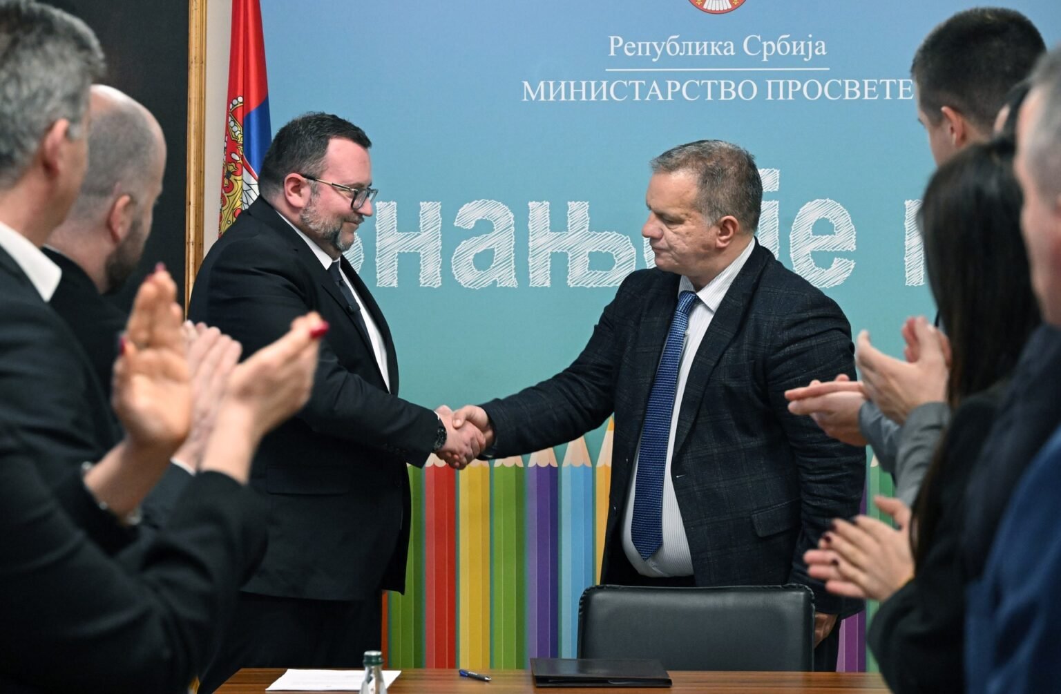 В Нише открылся факультет сербских исследований Министр просвещения Деян Вук Станкович пожимает руку представителю Факультета сербских исследований на церемонии вручения лицензии в Министерстве просвещения Сербии