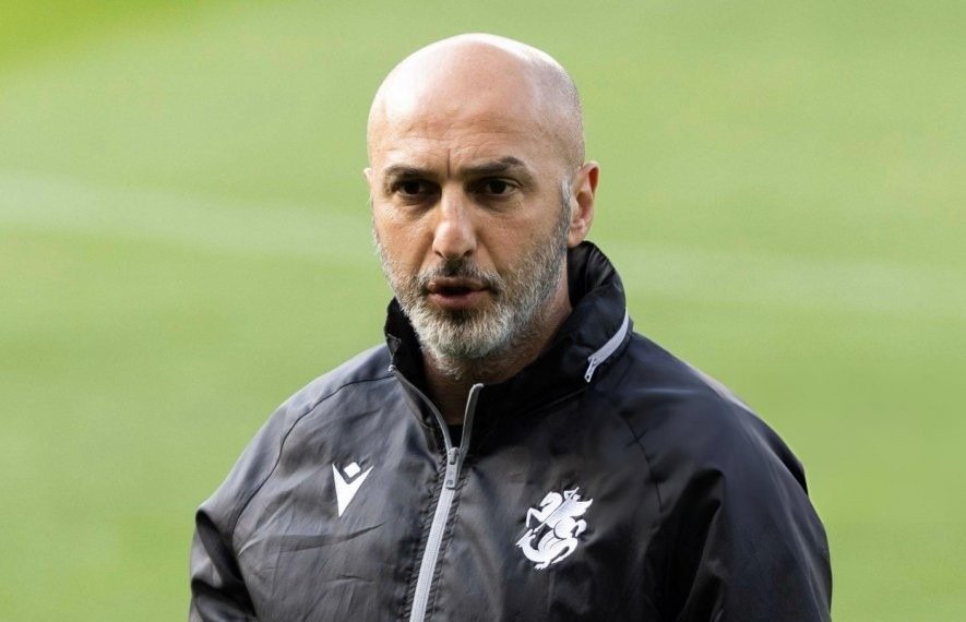 Сборная Грузии U19 разгромила Казахстан со счётом 6:2 Главный тренер молодёжной сборной Грузии U19 Зураб Хизанишвили на футбольном поле во время тренировки