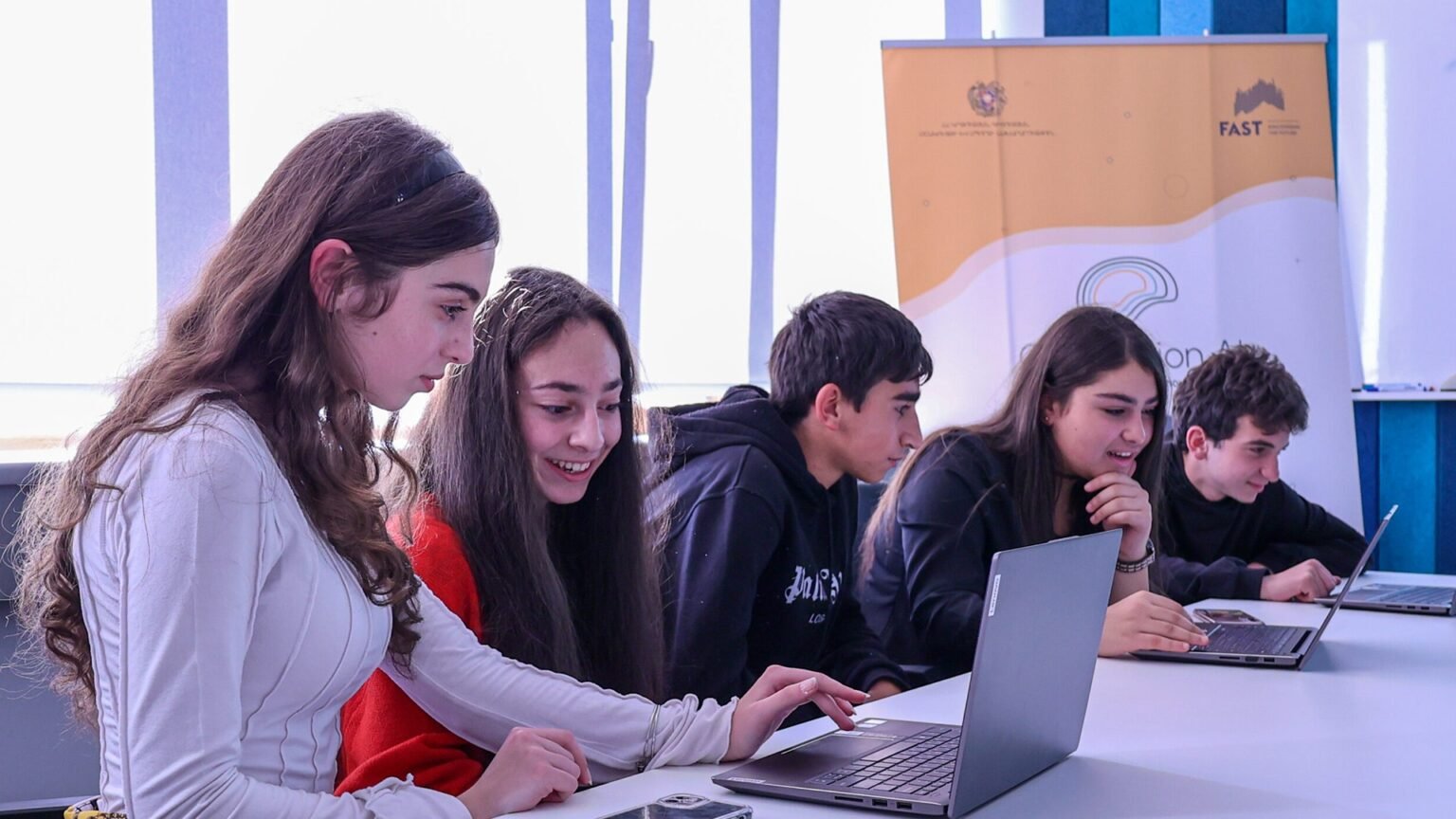 Школьники за ноутбуками на занятии по ИИ в армянской школе