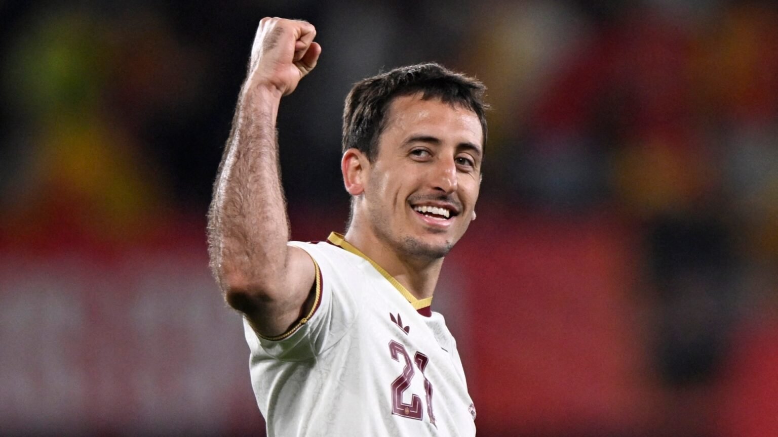 Микель Оярсабаль из сборной Испании празднует с поднятым кулаком