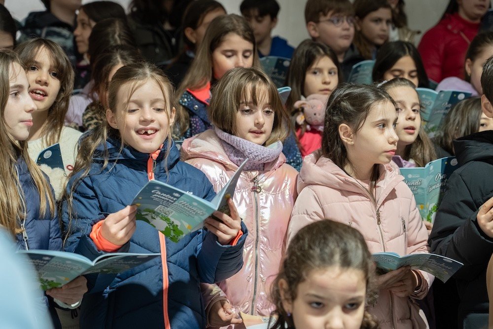 46 000 человек спели хором в «Час Земли» в Молдове и Румынии Дети из программы Cantus Mundi поют хором во время акции «Час Земли»