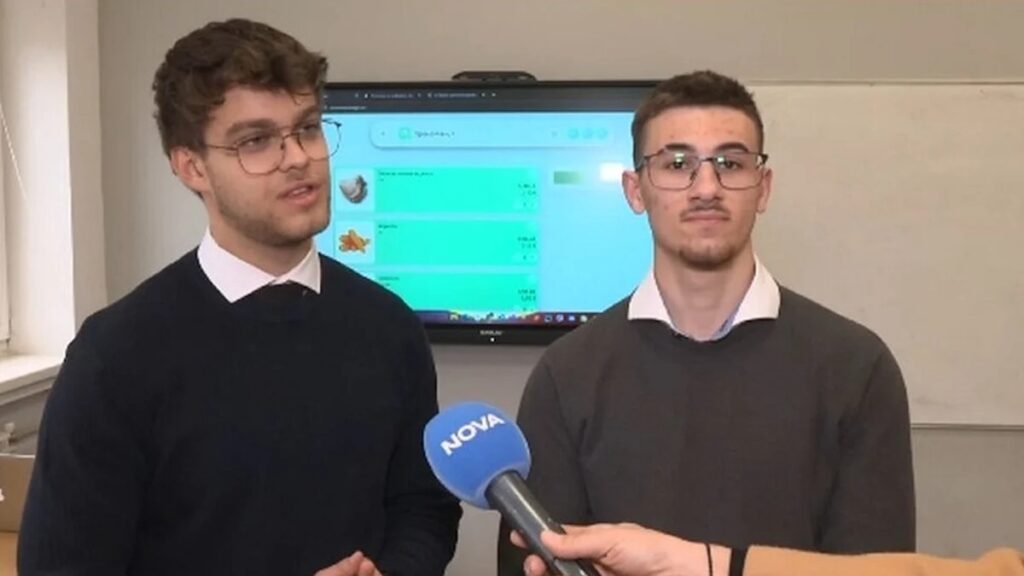 Школьники из Велико-Тырново создали приложение для поиска скидок Атанас Чобанов и Калоян Николов дают интервью на фоне экрана с приложением «ПромоМания»