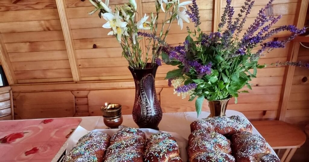 Пасхальные козонаки из соцсетей: почему ANSVSA просит румын быть осторожнее Домашние пасхальные козонаки с разноцветной посыпкой на столе рядом с вазами лилий и лаванды