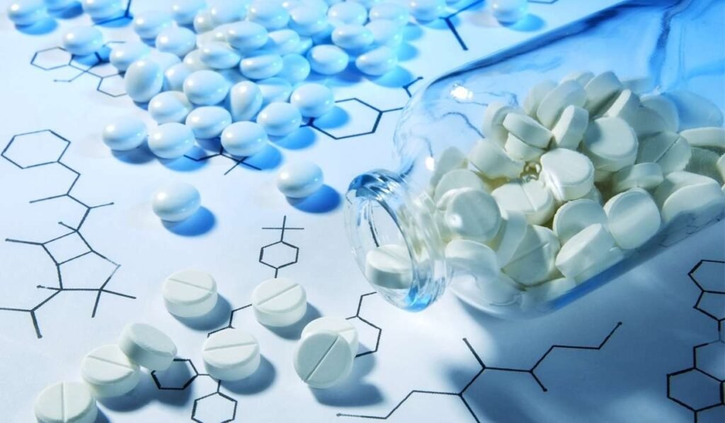 Как румынские фармбренды завоёвывают доверие покупателей Белые таблетки, высыпающиеся из стеклянной баночки на фоне химических формул