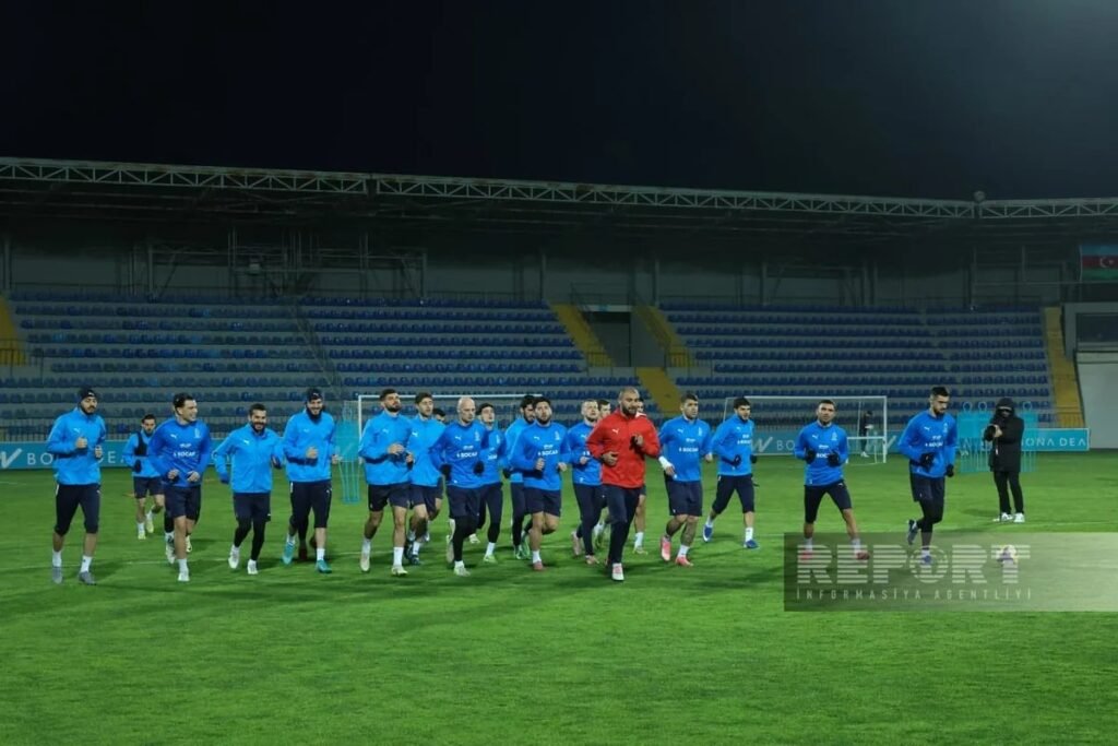 Сборная Азербайджана по футболу на вечерней тренировке на стадионе в рамках подготовки к товарищескому матчу со Сьерра-Леоне