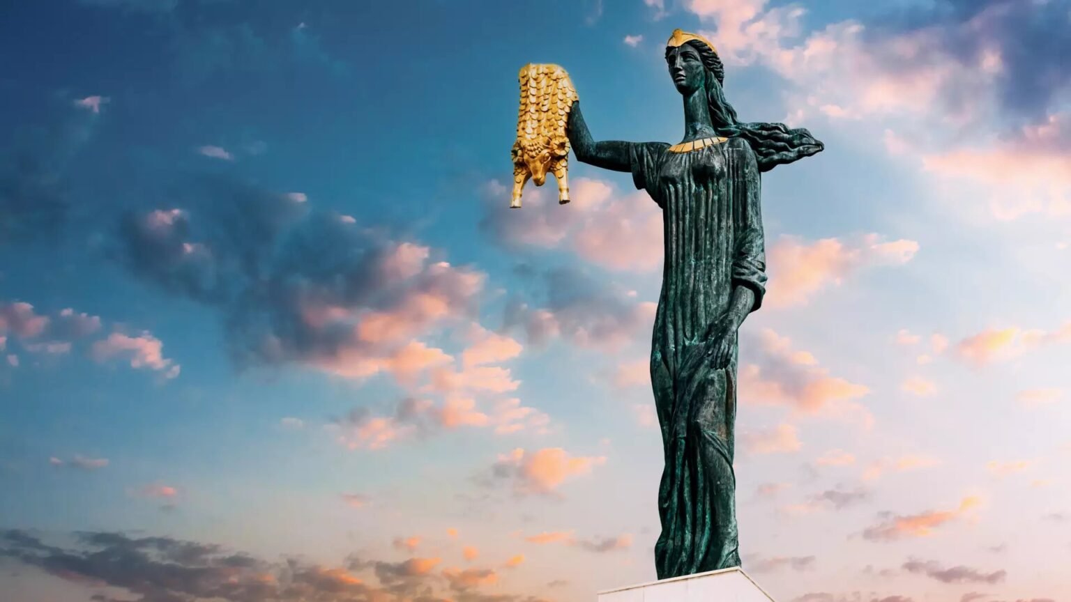 Золото Колхиды: реальная история за мифом об аргонавтах Статуя Медеи с Золотым руном на набережной Батуми на фоне закатного неба