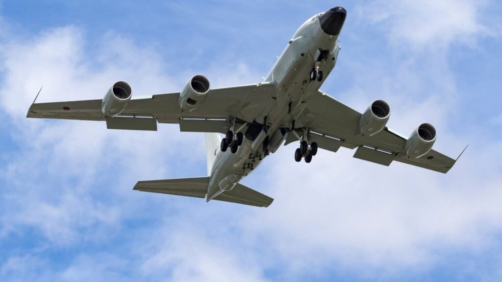 Разведывательный самолёт Boeing RC-135W Rivet Joint Королевских ВВС Великобритании в полёте