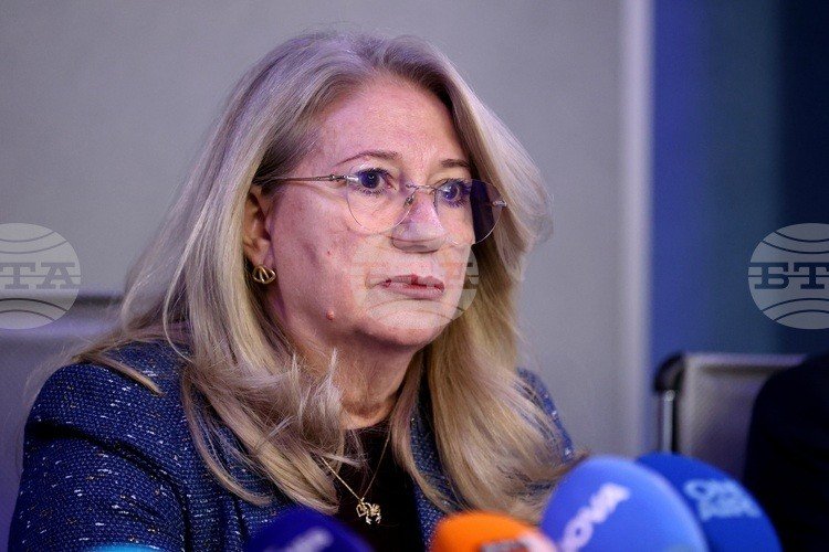 Исполняющий обязанности министра туризма выступает на пресс-конференции. Фото: BTA