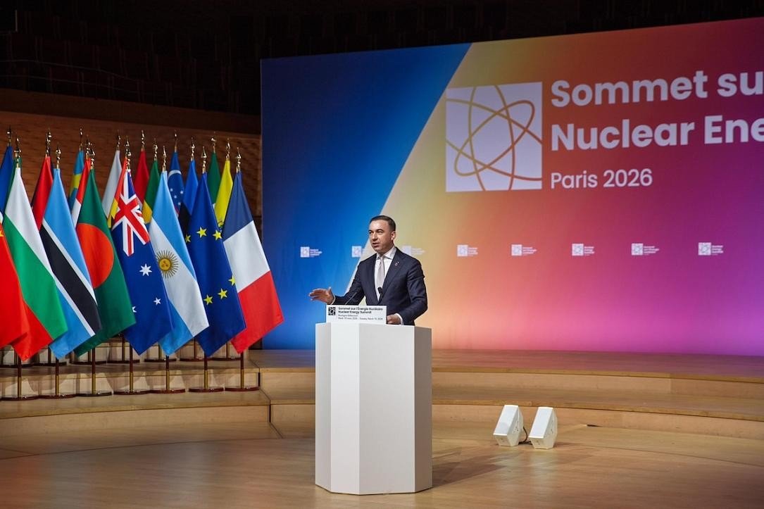 Министр энергетики Румынии Богдан Иван выступает на саммите по ядерной энергетике в Париже (2026) на фоне флагов стран-участниц