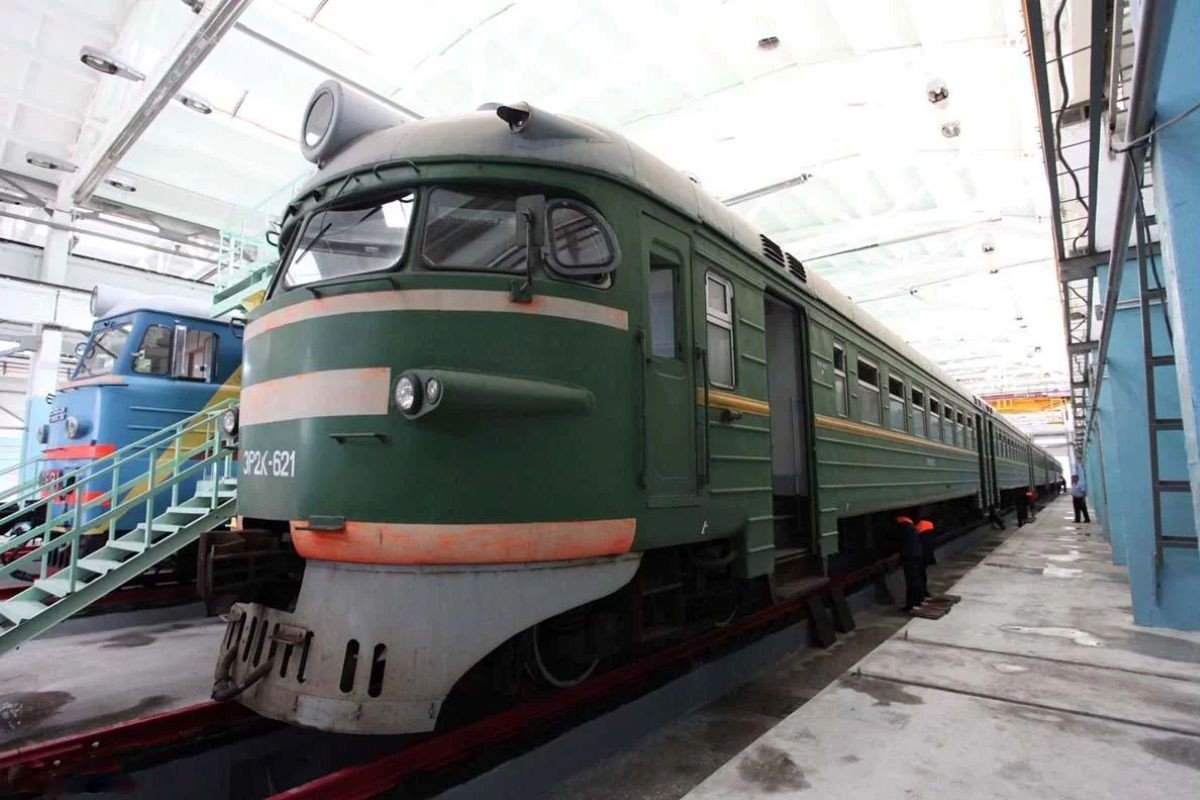 Электропоезд советской эпохи ЭР2К-621 в ремонтном депо — подвижной состав армянских железных дорог. Фото: JAMnews