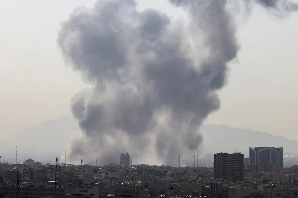 Столб дыма поднимается над Тегераном после ракетного удара по городу