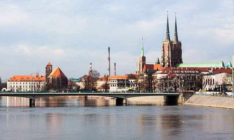 Панорама Вроцлава с видом на реку Одру и готические соборы Тумского острова
