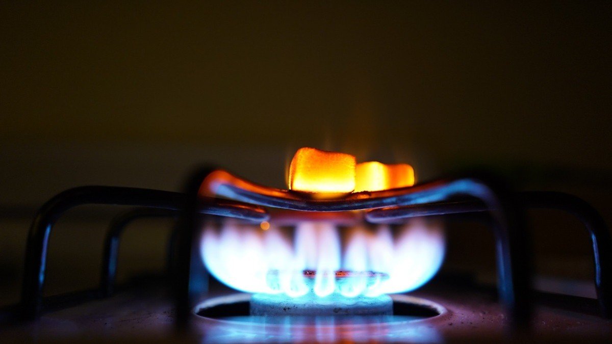 Gas burner flame close-up, blue and orange flames. Фото: G4Media
