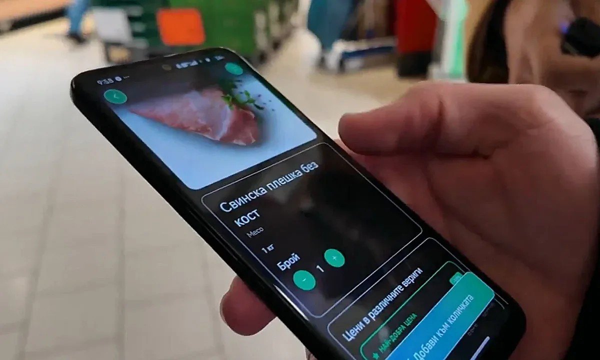 Приложение «ПромоМания» на экране смартфона в магазине, отображающее цены на продукты и функцию сравнения