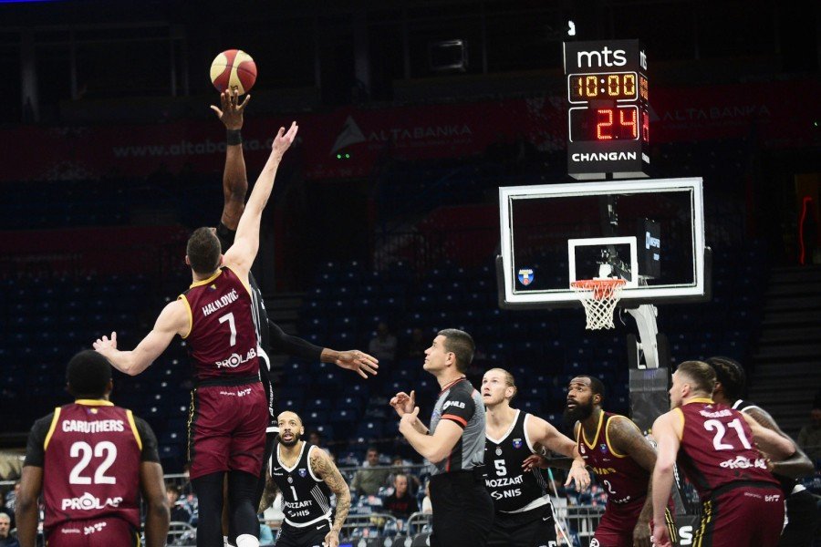 Начальный розыгрыш мяча в матче «Партизан» — «Босна» в рамках АБА-лиги