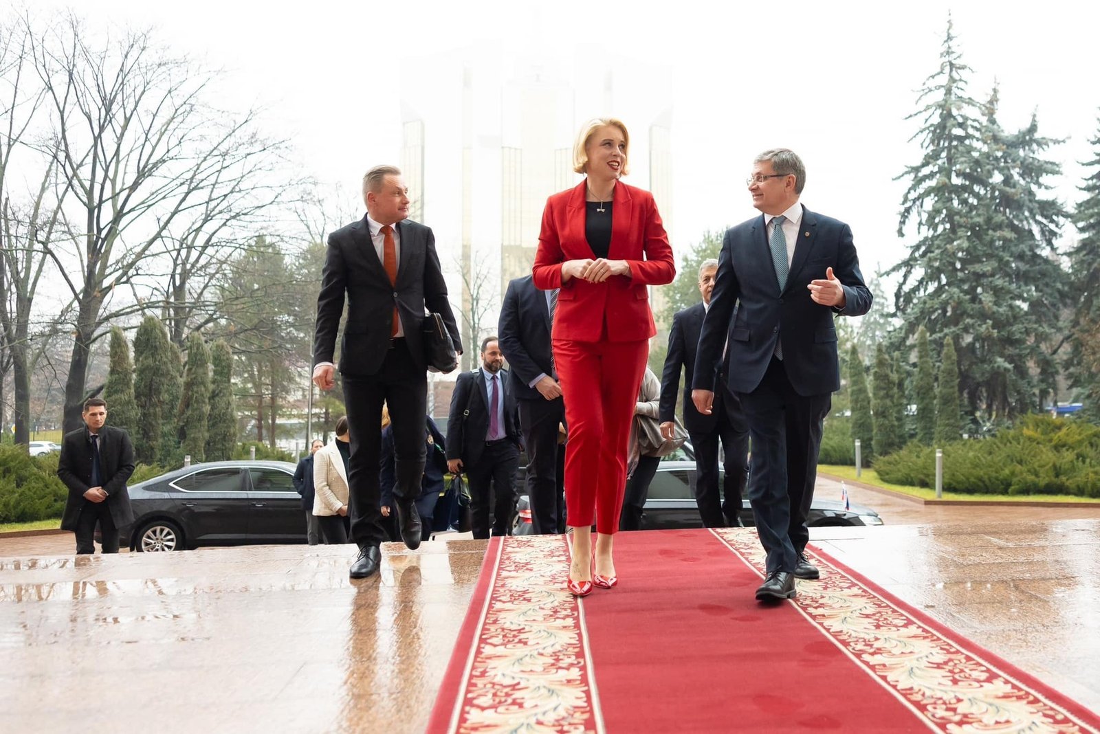 Прибытие спикера парламента Словении по красной дорожке к зданию Парламента Молдовы в сопровождении делегации