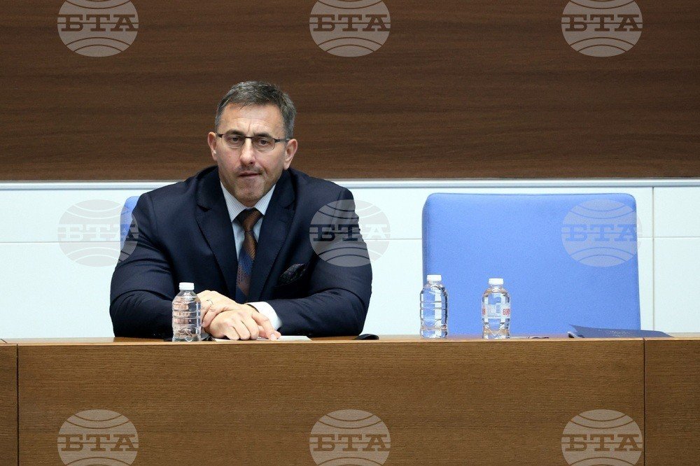 Румен Спецов, особый торговый управляющий «Лукойл» в Болгарии, выступает перед Народным собранием