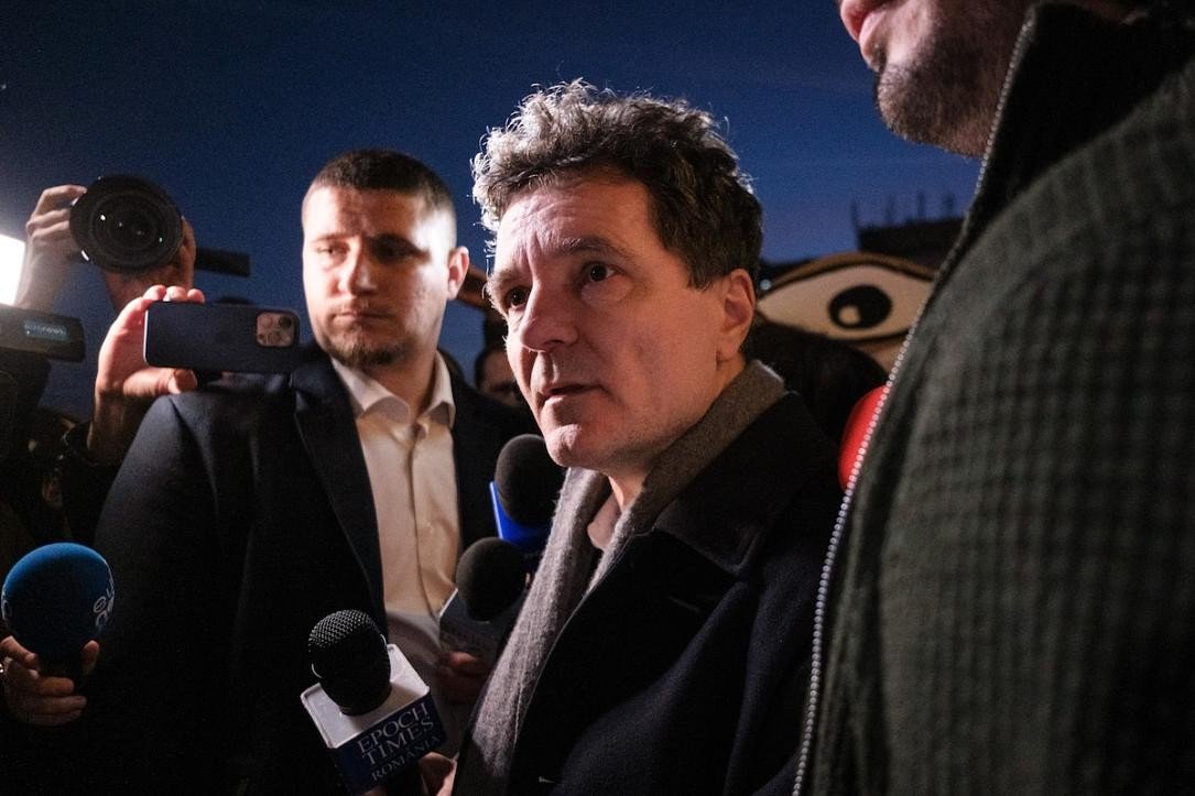 Никушор Дан в окружении журналистов и телекамер во время вечерней акции протеста у Дворца правосудия в Бухаресте