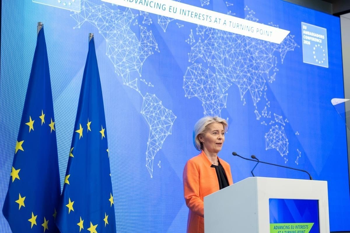Глава Еврокомиссии Урсула фон дер Ляйен выступает на конференции послов ЕС на фоне флагов Евросоюза и цифровой карты мира