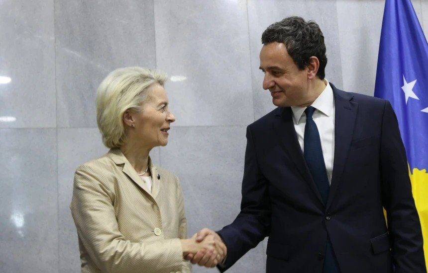 Урсула фон дер Ляйен пожимает руку Альбину Курти рядом с флагом Косово