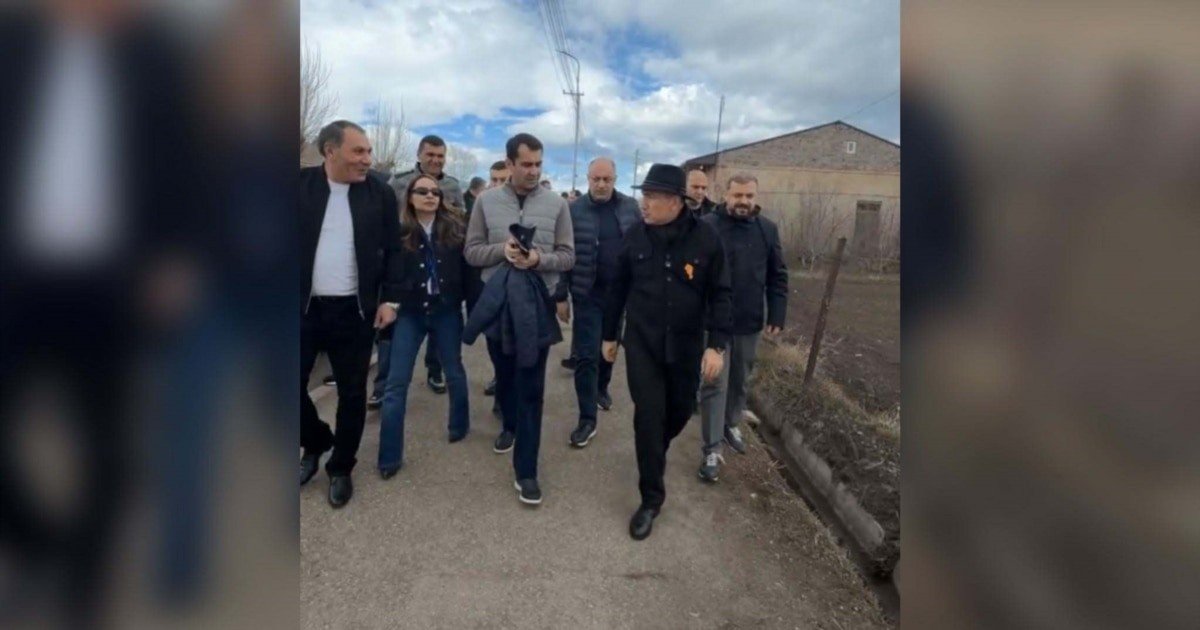 Пашинян с командой идёт по сельской улице в Гегаркуникской области в рамках предвыборного «весёлого автобуса»