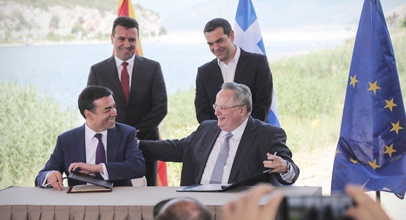 Церемония подписания Преспанского соглашения на озере Преспа: Димитров и Коциас подписывают документ, за ними стоят Заев и Ципрас. Фото: Vecer.mk