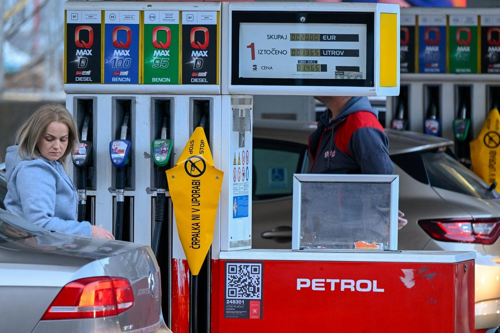 Женщина заправляет автомобиль на станции Petrol, на табло отображается стоимость и объём дизельного топлива