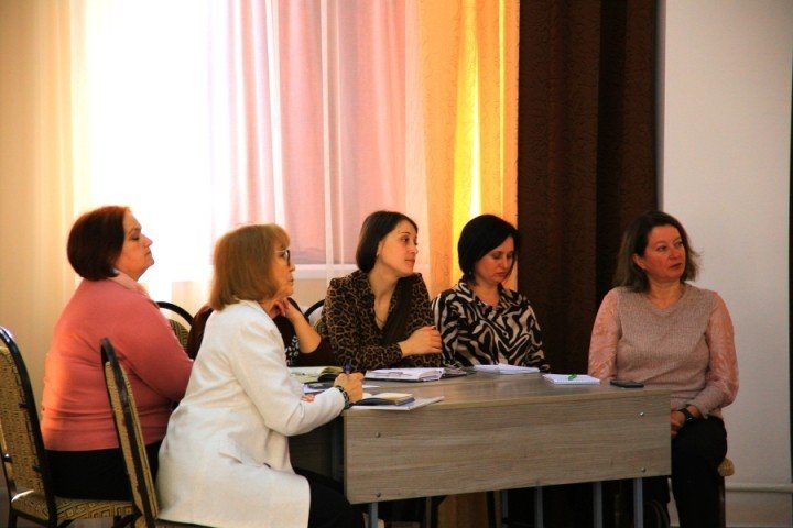 Педагоги и специалисты в области образования на совещании по плану продвижения украинского языка в школах Молдовы