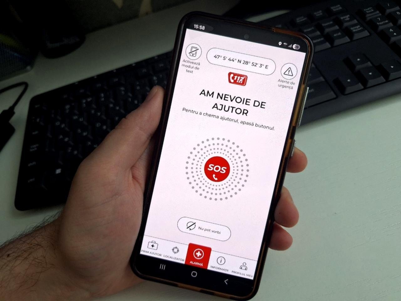 Смартфон с открытым приложением 112MD, на экране — кнопка экстренного вызова SOS