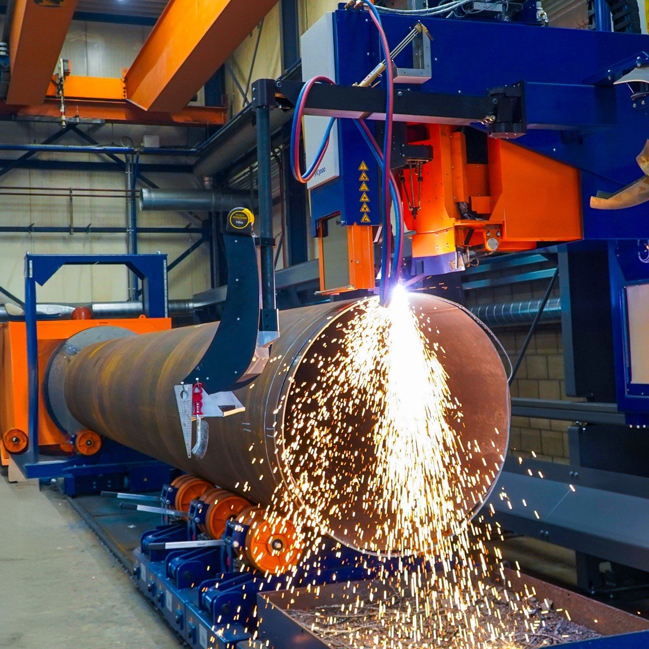 Плазменная резка крупногабаритной стальной трубы на станке HGG SPC — каскад раскалённых искр при профильном раскрое