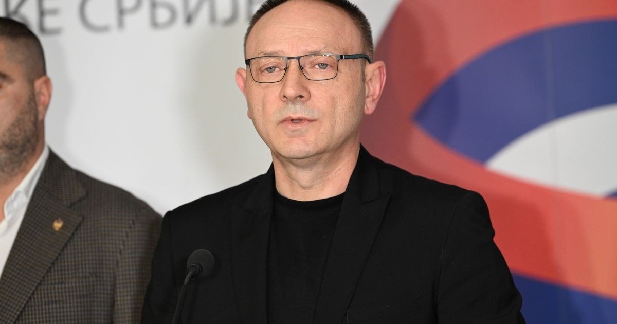 Директор полиции Драган Василевич выступает на пресс-конференции МВД в Палате Сербии по поводу гибели студентки