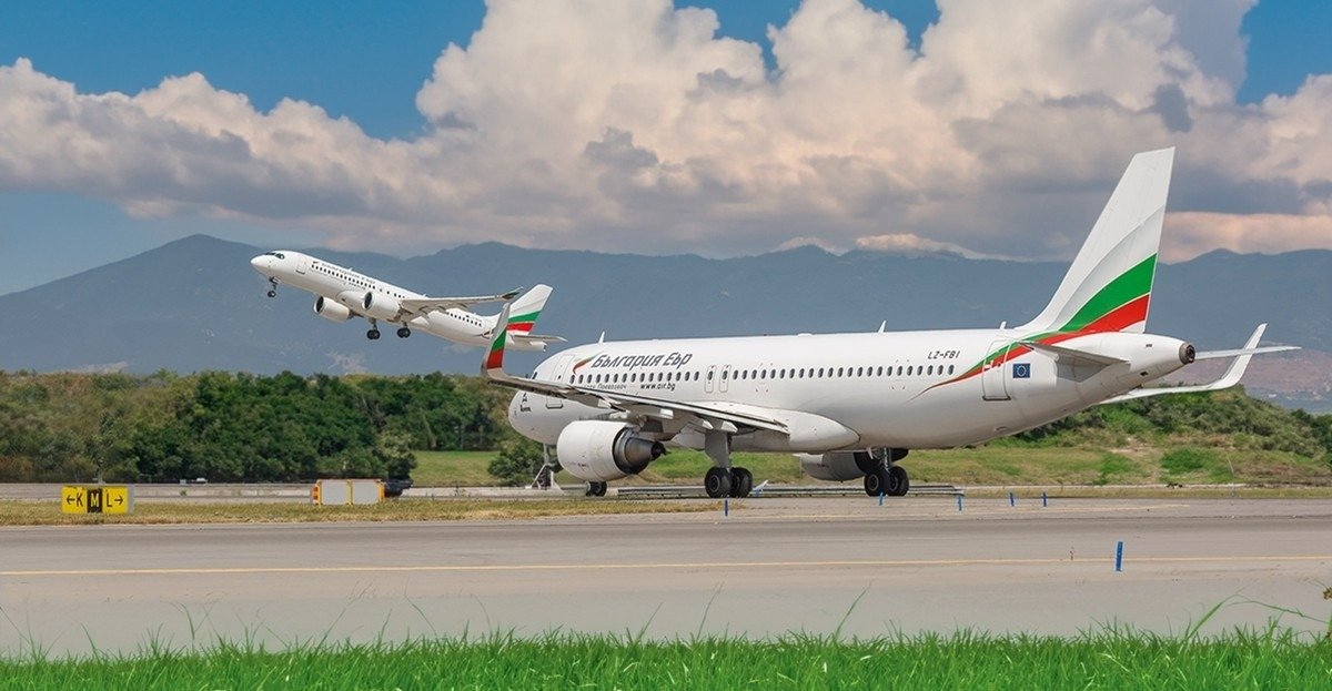 Два самолёта Bulgaria Air на взлётной полосе болгарского аэропорта на фоне горного пейзажа