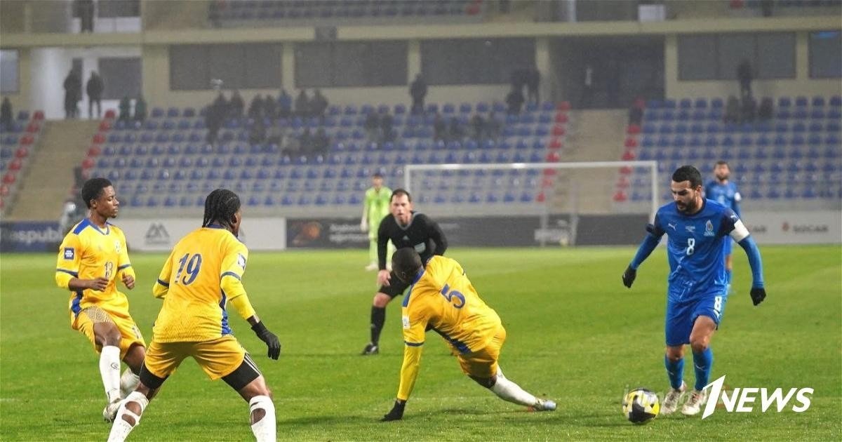 Игрок сборной Азербайджана в атаке против защитников Сент-Люсии в матче FIFA Series 2026