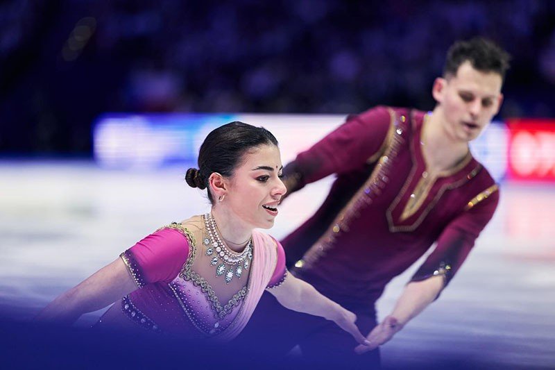 Акопова и Рахманин выступают на льду в бордовых костюмах