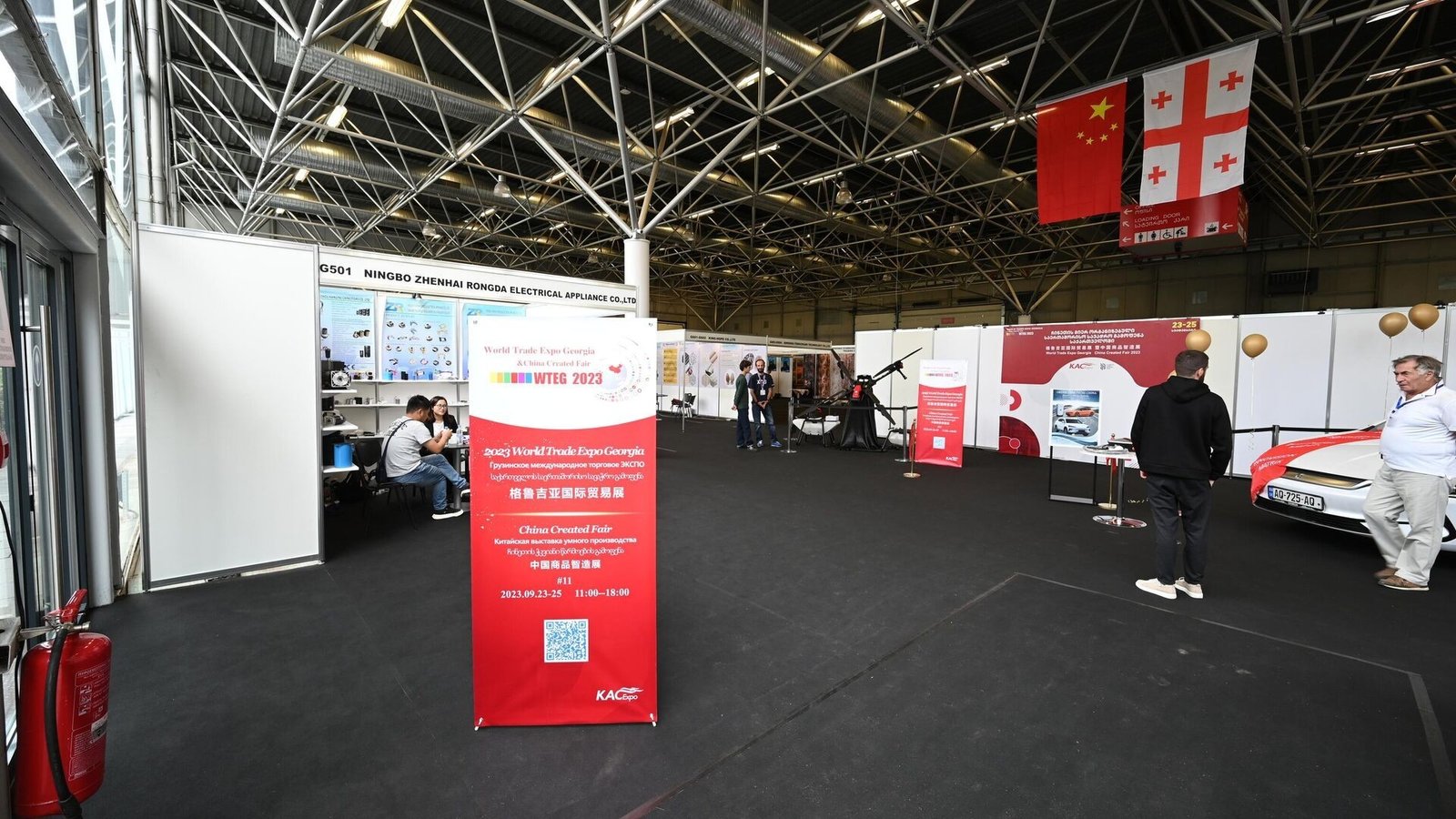 Выставочный зал ITB China с флагами Грузии и Китая и информационными стендами