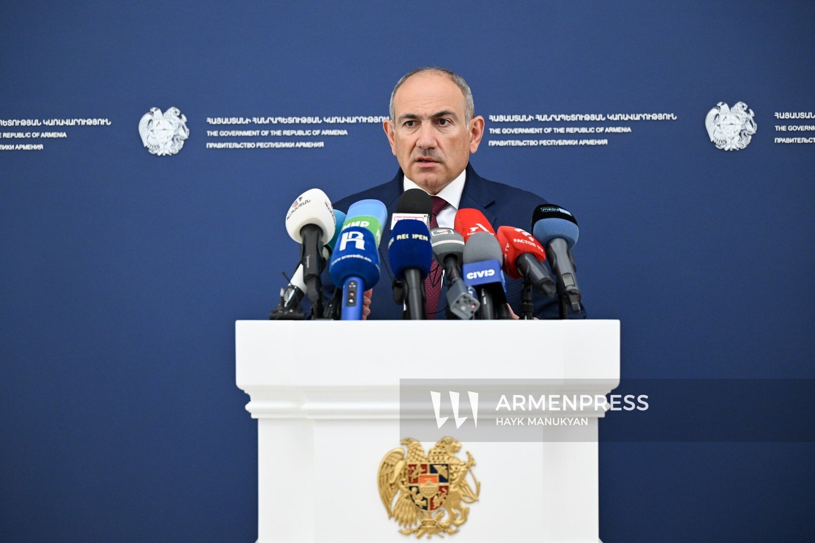 Министр юстиции Армении за правительственной трибуной в окружении микрофонов ведущих СМИ