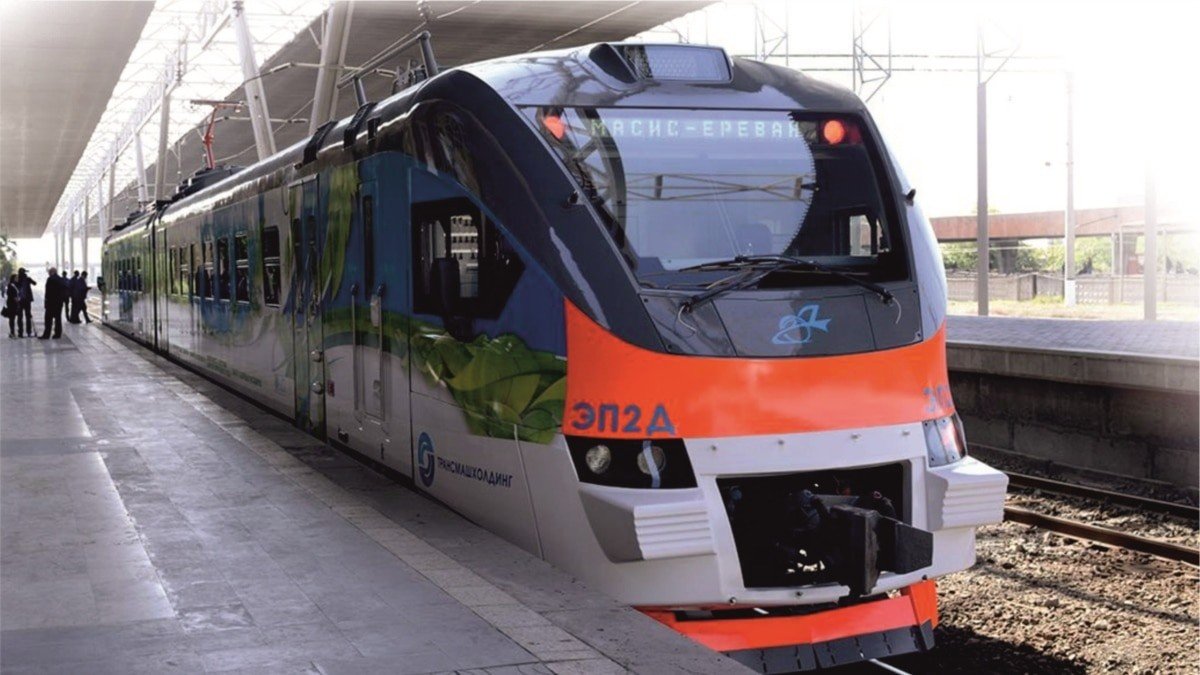 Современный электропоезд ЭП2Д на маршруте Масис-Ереван на станционной платформе — обновлённый парк армянских железных дорог. Фото: JAMnews