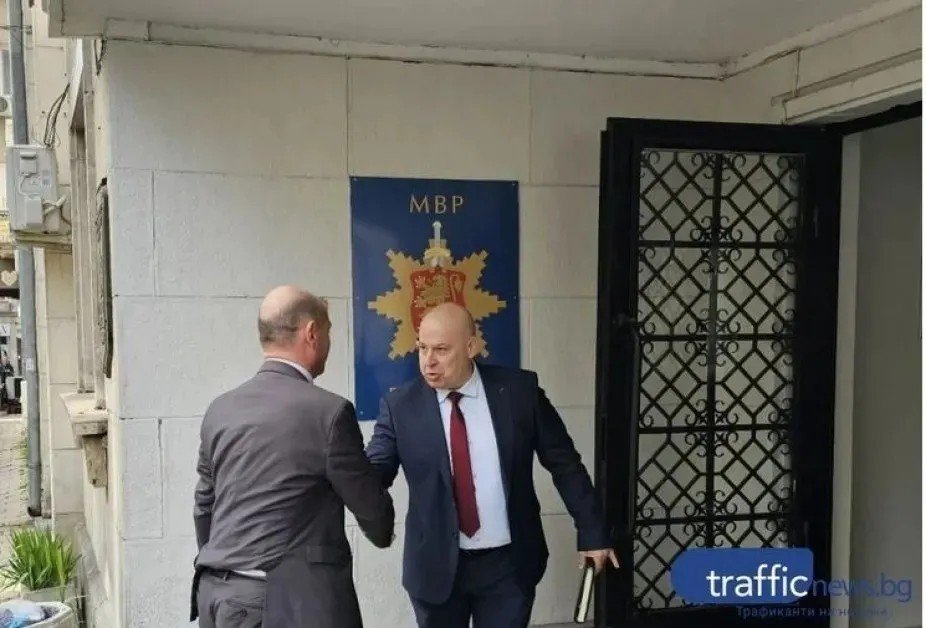 Police official at MVR (Ministry of Interior) building entrance in Plovdiv. Фото: GlasNews