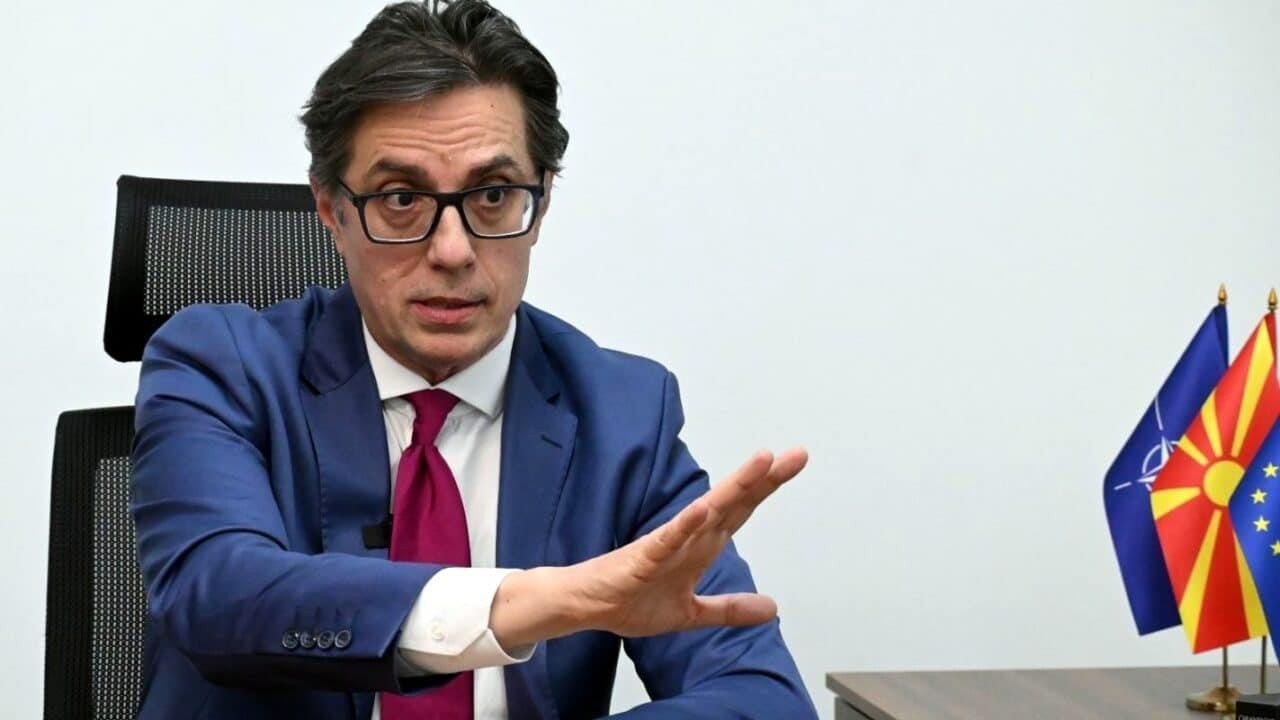 Экс-президент Северной Македонии Стево Пендаровски во время интервью на фоне флагов ЕС и Северной Македонии