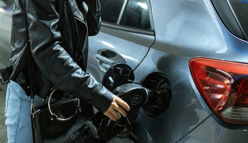 Водитель заправляет автомобиль на бензоколонке в Хорватии